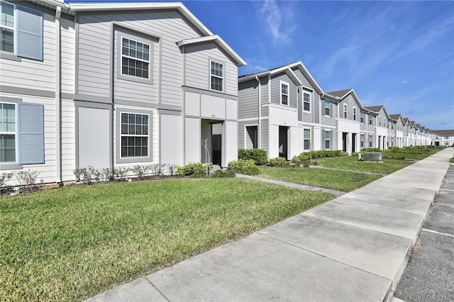 view of front facade featuring a front yard