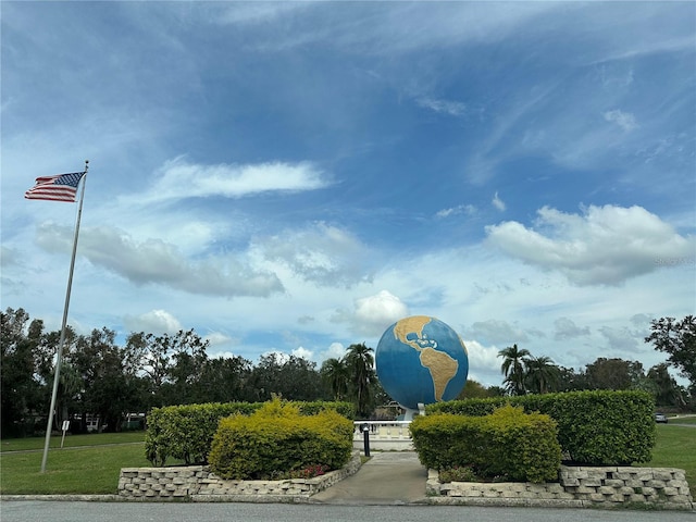 view of home's community featuring a lawn