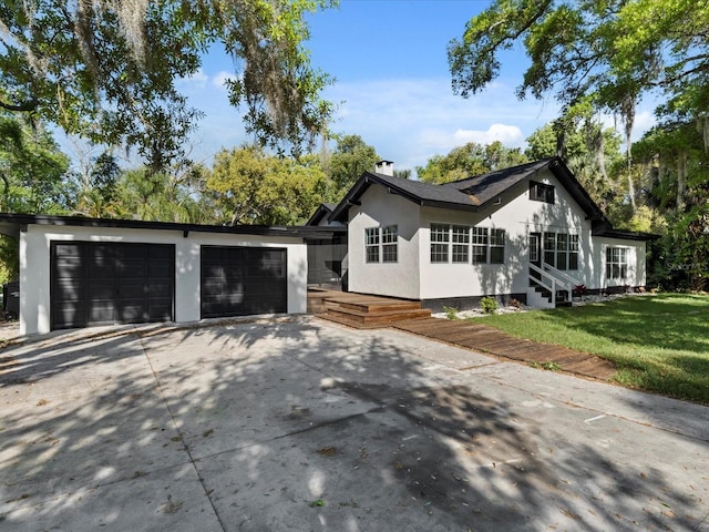 view of front of property featuring a front lawn