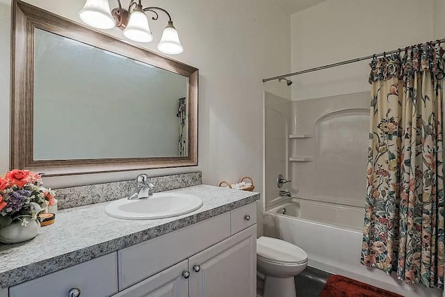 full bathroom featuring a chandelier, oversized vanity, toilet, and shower / bathtub combination with curtain