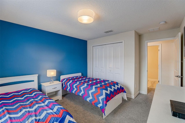 bedroom featuring carpet, a closet, and a textured ceiling