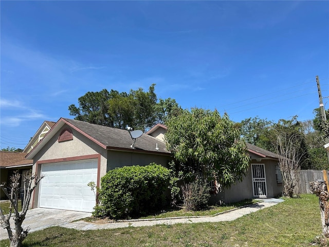 ranch-style house featuring a front lawn and a garage