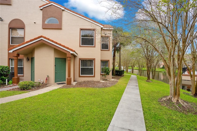 view of front of property featuring a front yard