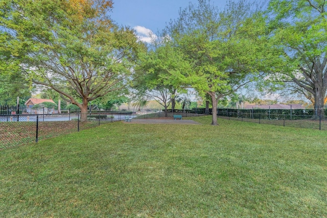 view of yard featuring a rural view