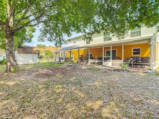 view of yard featuring a storage unit