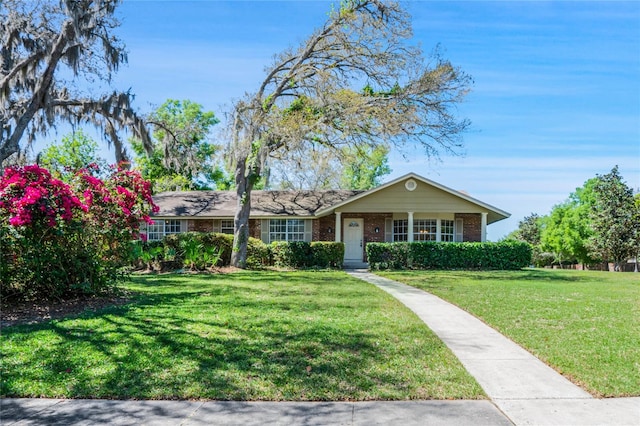 single story home with a front lawn