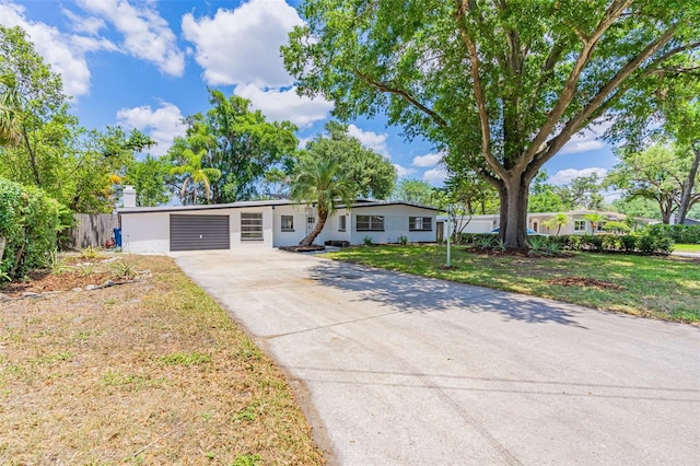 single story home with a front lawn