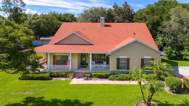 view of front facade featuring a porch and a front yard