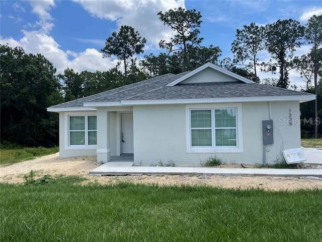 single story home with a front lawn