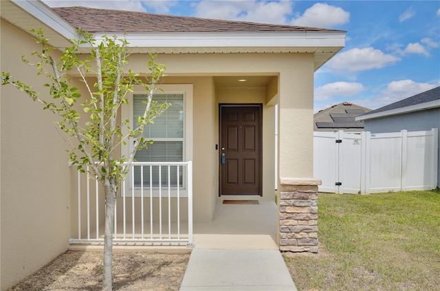 property entrance featuring a yard