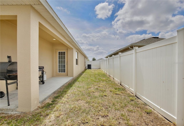 view of yard featuring a patio area