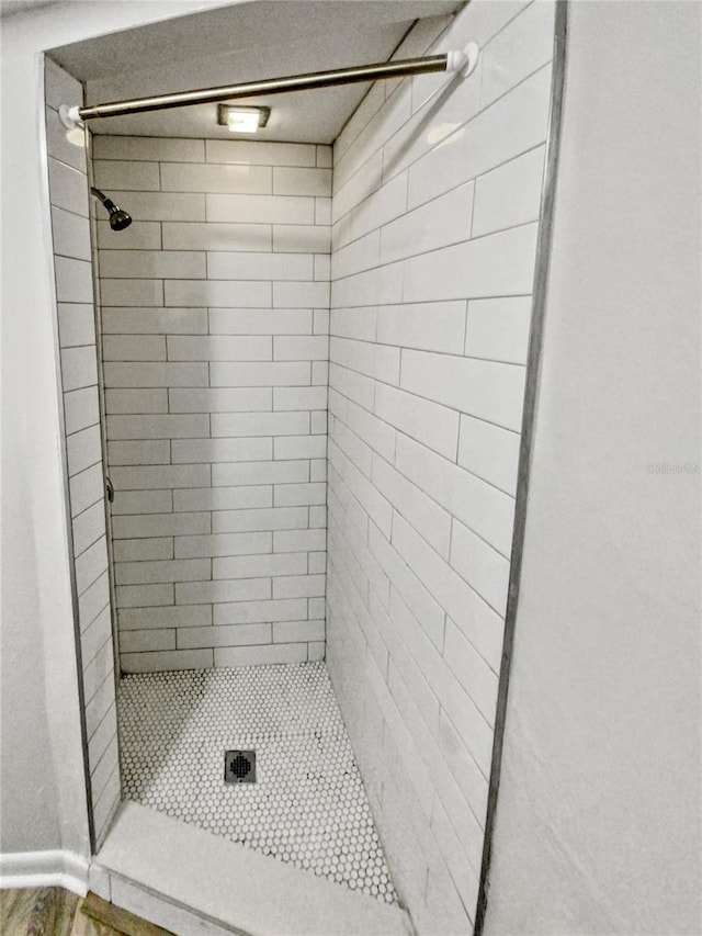 bathroom featuring a tile shower