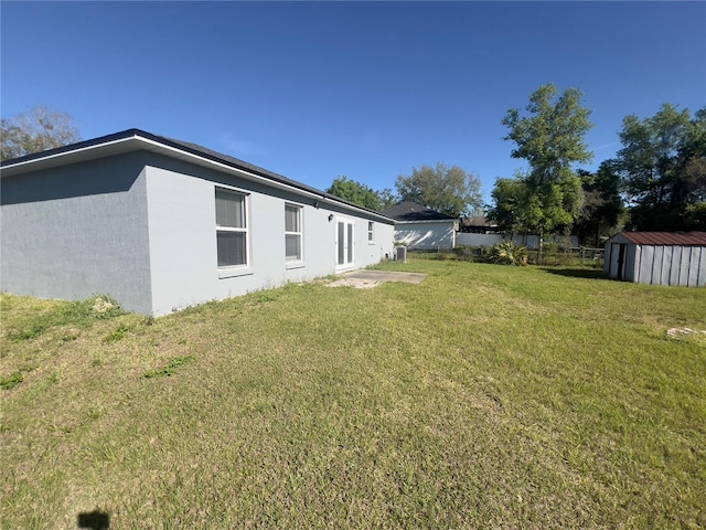 view of yard featuring a storage shed