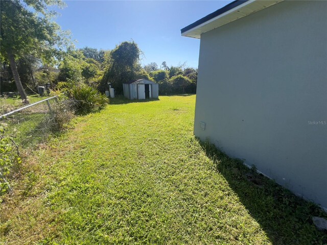 view of yard featuring a shed