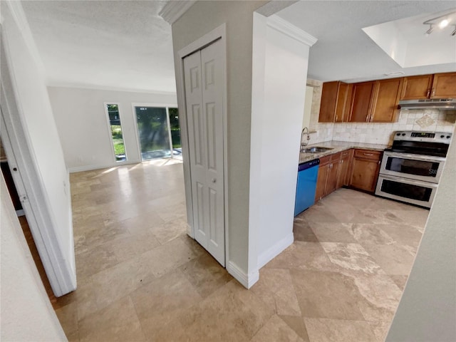 kitchen with sink, stainless steel appliances, tasteful backsplash, crown molding, and a textured ceiling