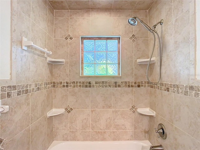 bathroom featuring tiled shower / bath