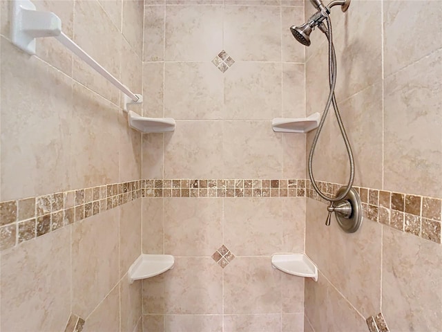 bathroom featuring a tile shower