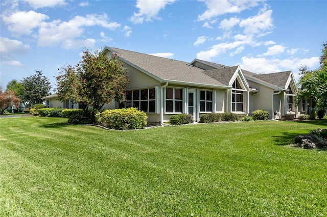 view of front of home featuring a front yard