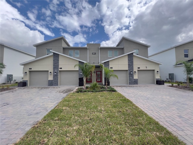 view of front facade featuring a garage and a front lawn