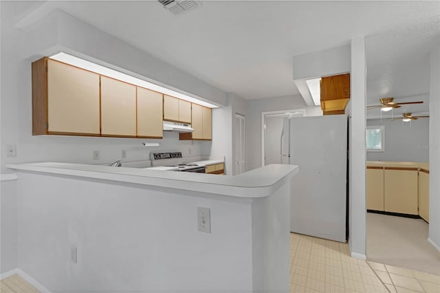 kitchen with kitchen peninsula, ceiling fan, and white appliances