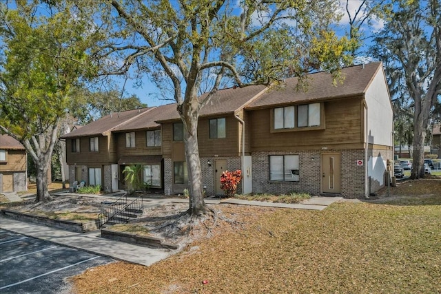 view of front of house featuring a front lawn