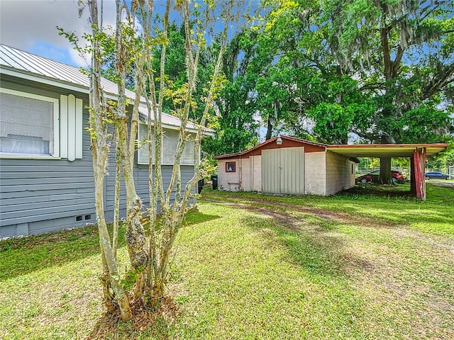 view of yard featuring a carport and a shed