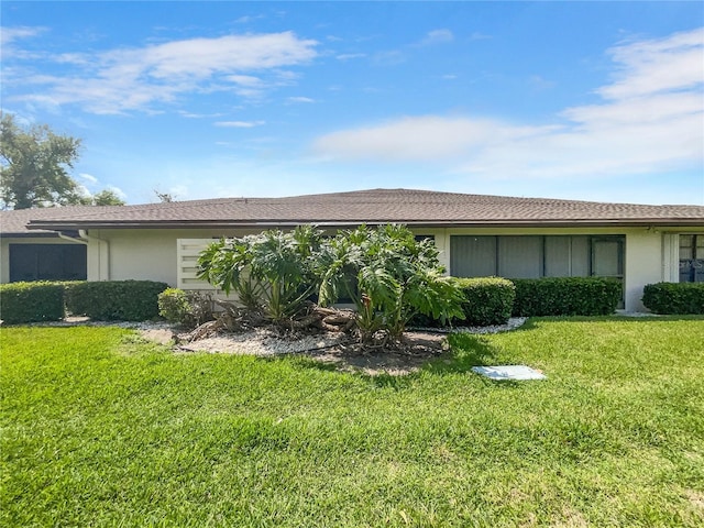 single story home featuring a front lawn