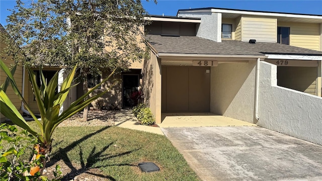 view of front of home with a front lawn