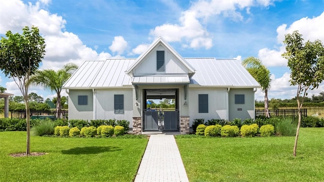 view of front of property featuring a front yard