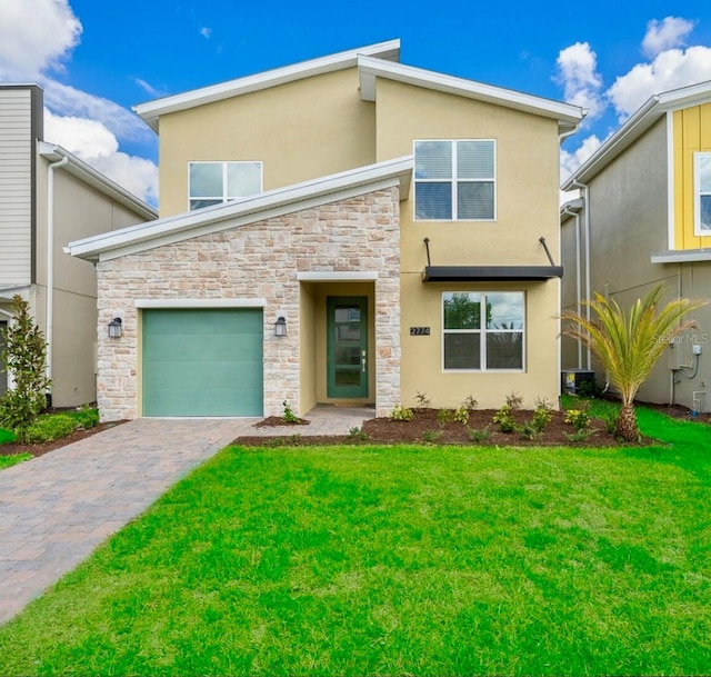 view of front facade featuring a front lawn and a garage