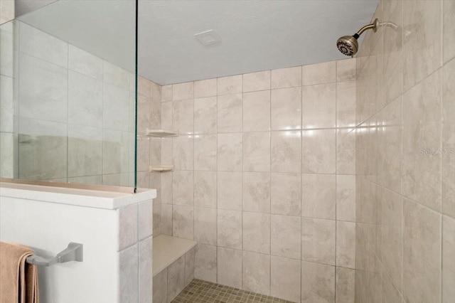 bathroom featuring tiled shower