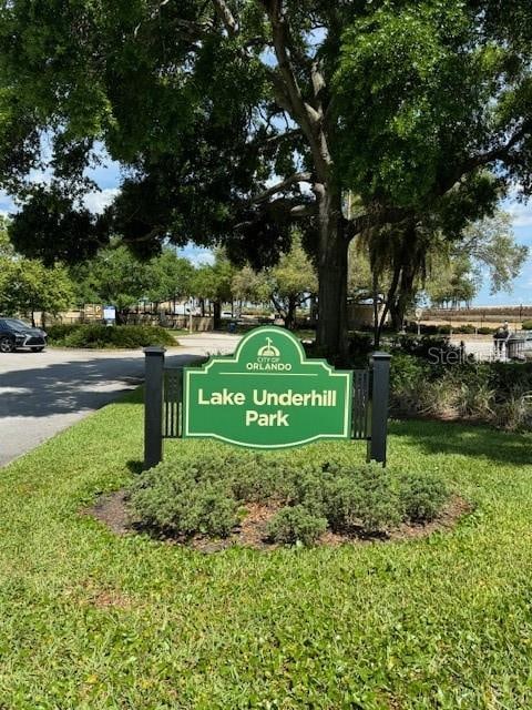 community sign featuring a yard