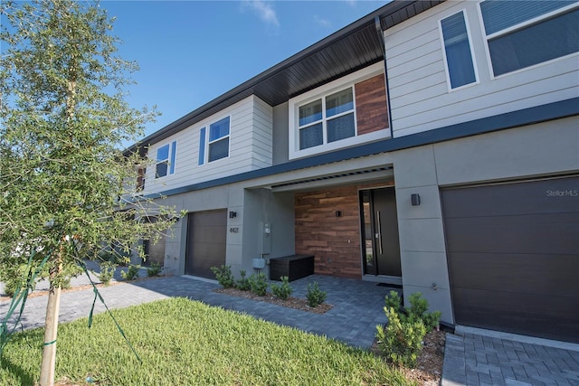 view of front of house featuring a front yard and a garage