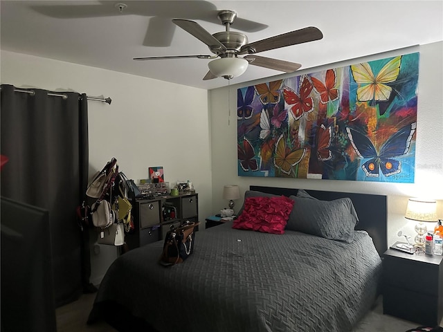 bedroom with ceiling fan