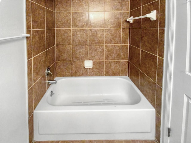 bathroom featuring tiled shower / bath