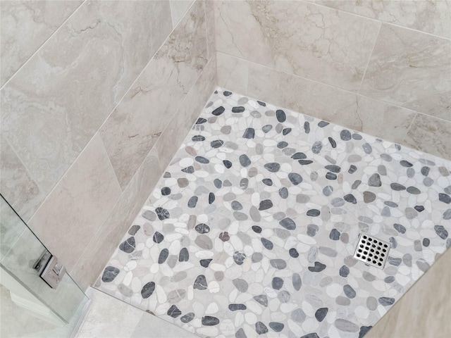 details featuring a tile shower