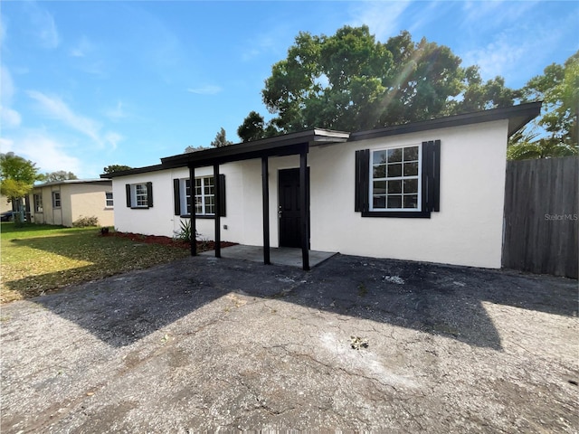 ranch-style house featuring a front lawn