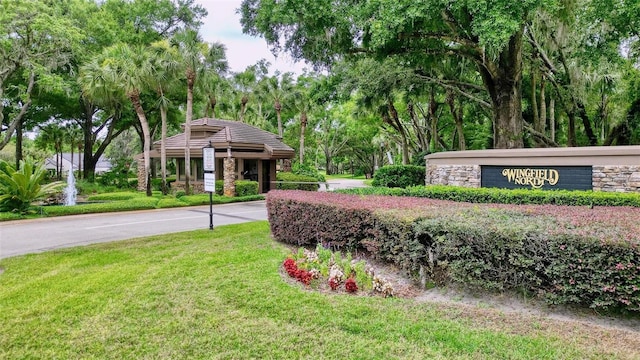 community sign featuring a yard