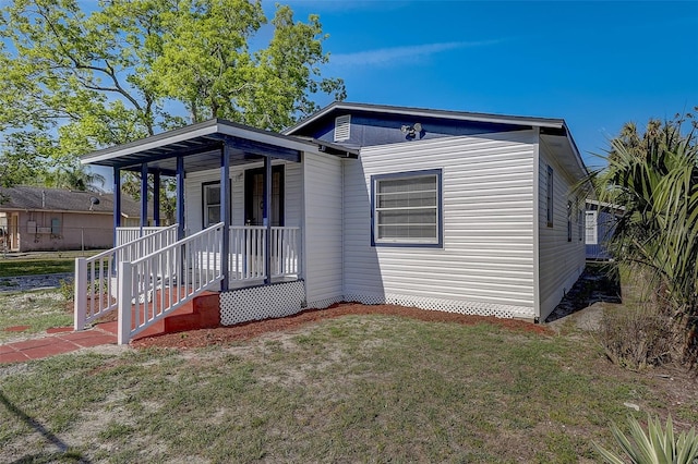 view of front facade with covered porch and a front yard