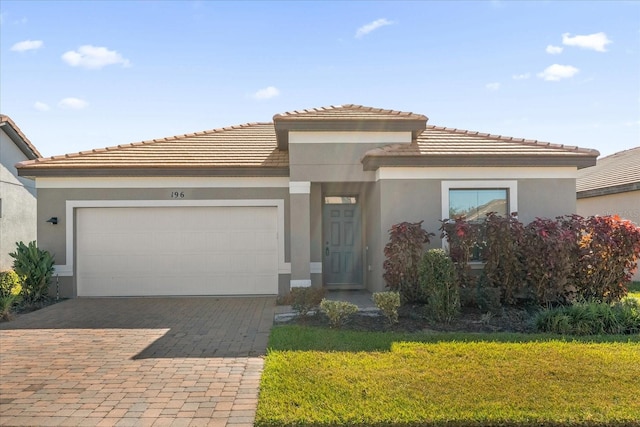 view of front of home featuring a garage and a front yard