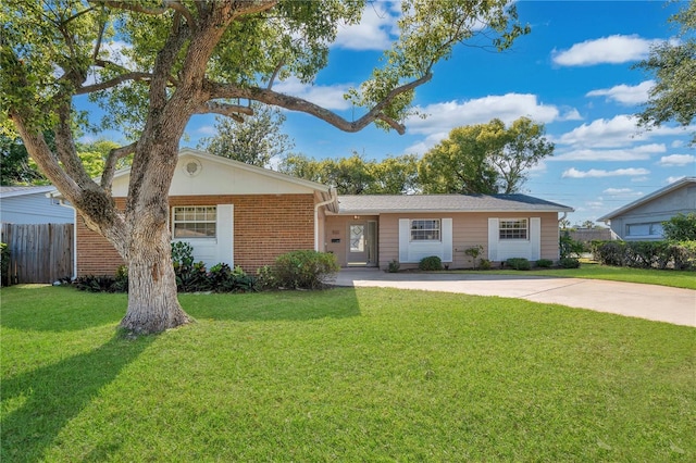 ranch-style house featuring a front lawn