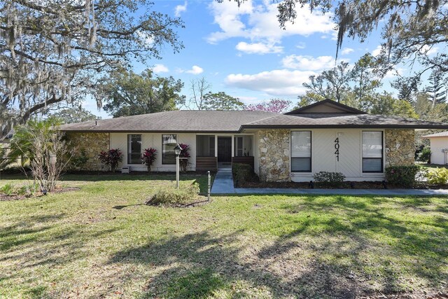 ranch-style home featuring a front lawn