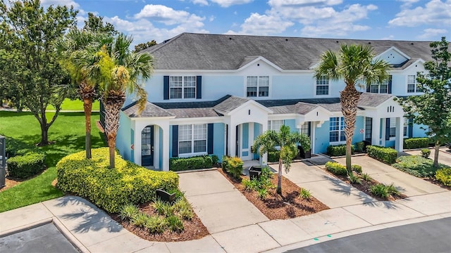 view of front of home with a front lawn