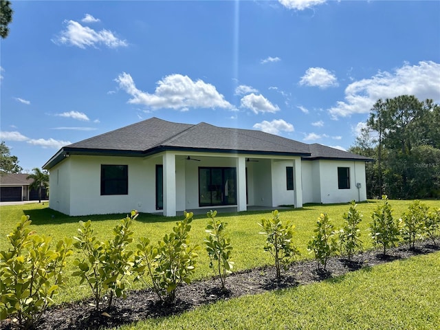 view of front of home with ceiling fan and a front lawn