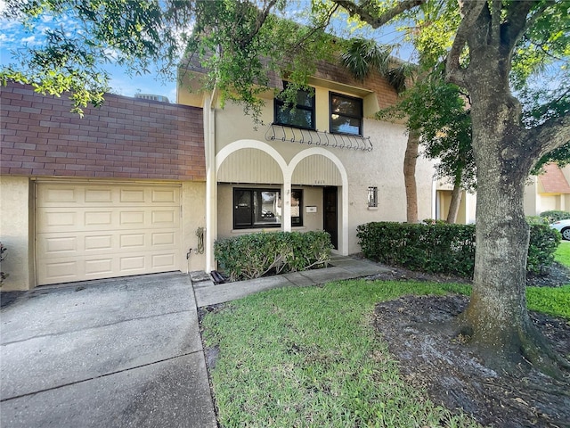 view of front facade featuring a garage