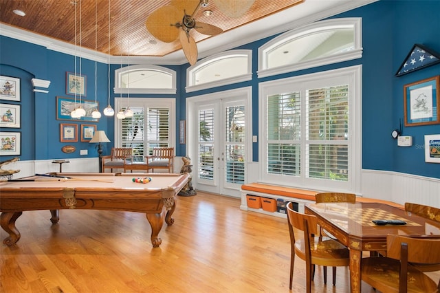 playroom with a wealth of natural light, ceiling fan, and light wood-type flooring