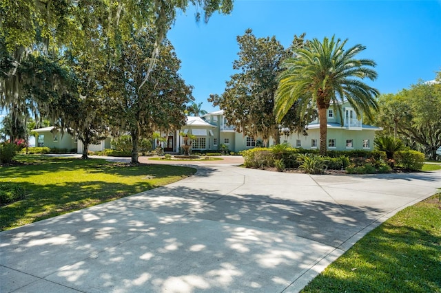 view of front facade with a front yard