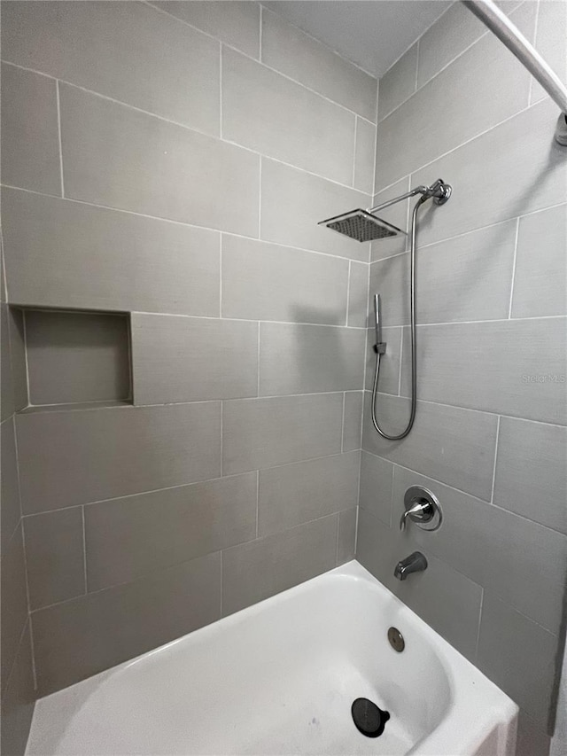 bathroom with tiled shower / bath combo