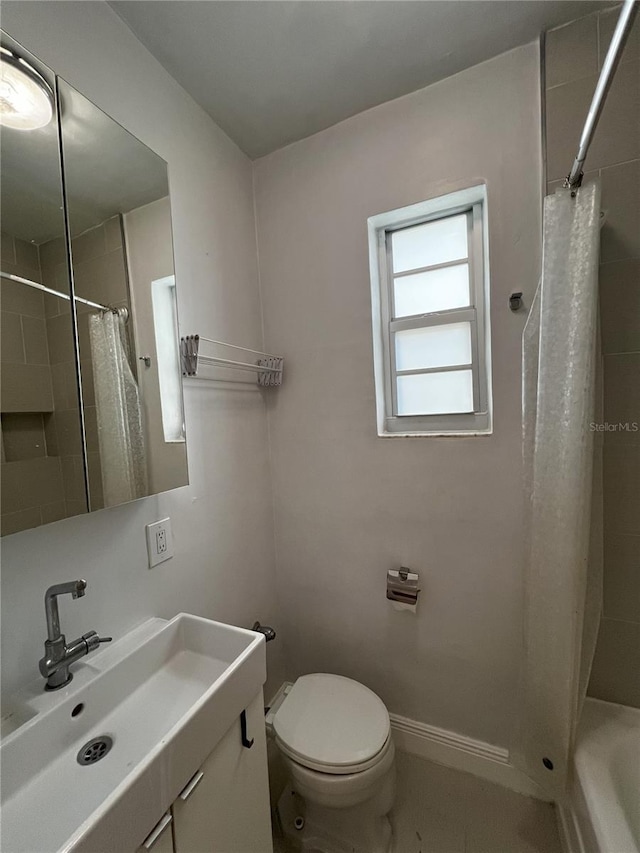 full bathroom featuring shower / bathtub combination with curtain, toilet, and large vanity