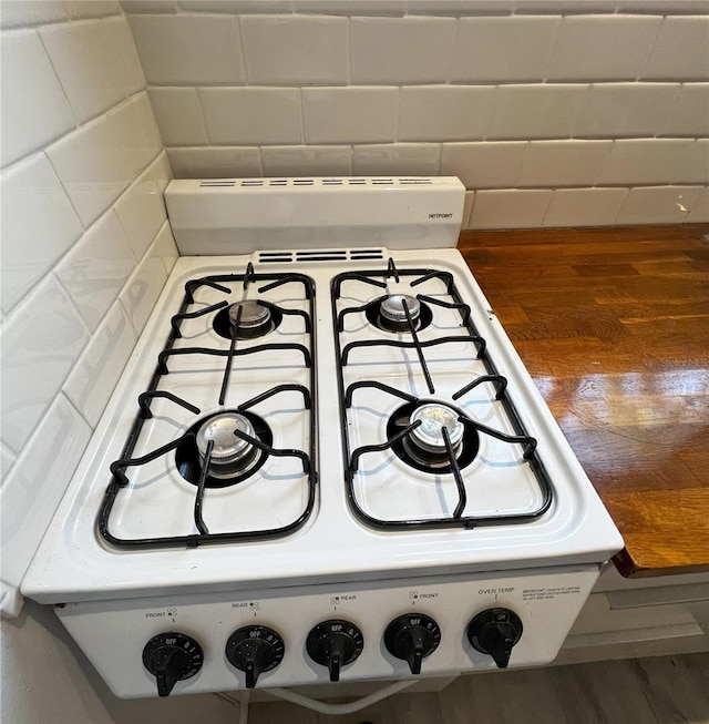 interior details with hardwood / wood-style flooring and range